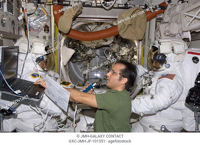 NASA astronaut Joe Acaba (center), Japan Aerospace Exploration Agency astronaut Aki Hoshide (left) and NASA astronaut Sunita Williams