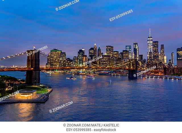 Brooklyn park, Brooklyn Bridge, Janes Carousel and Lower Manhattan skyline at night seen from Manhattan bridge, New York city, USA
