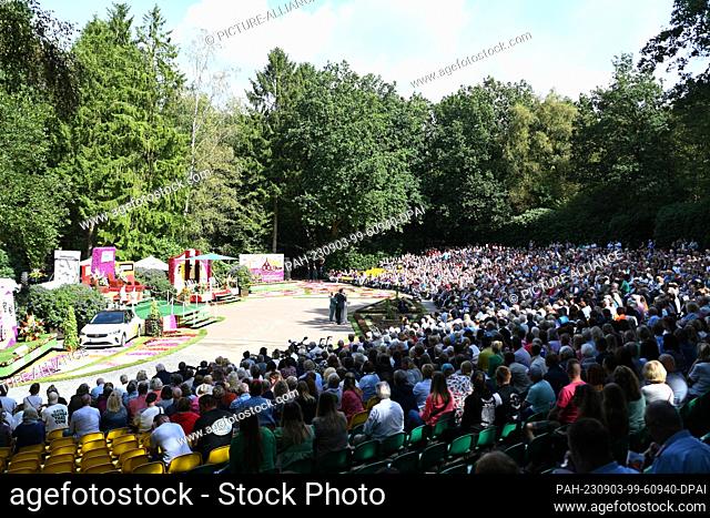 03 September 2023, Lower Saxony, Wiesmoor: Thousands of visitors accompany the election of the blossom queen/king at the 71st blossom festival