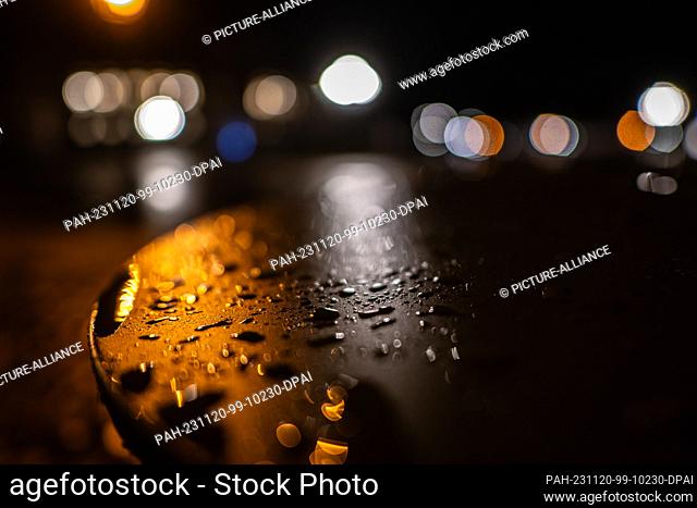 20 November 2023, Saxony, Dresden: The table of a restaurant on Theaterplatz is wet with raindrops in the early morning. Photo: Robert Michael/dpa