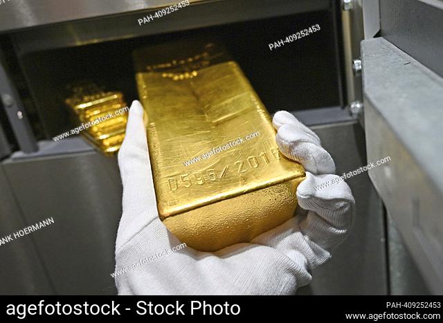 A 12.5 kg gold bar worth 744, 000 euros in a safe deposit box, gold, fine gold 999.9 precious metal, investment, property in the vault of Goldhaus Pro Aurum in...