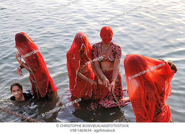 India, Rajasthan, Jamba, Bishnoi women taking bath in the pond created by Guru Jambeshwar