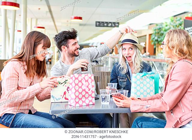 Gruppe Teenager als Freunde haben Spaß in einer Shopping Pause