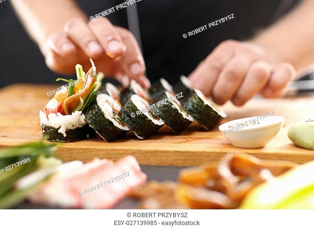 Kuchnia japonska, sushi. Restauracja japonska, danie sushi. Sushi z lososiem, krewetka i ogórkiem