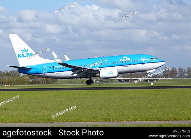 Landung einer Boeing 737-7K5 der Gesellschaft KLM auf dem Flughafen Amsterdam Schiphol (Polderbaan) am 7. Mai 2015