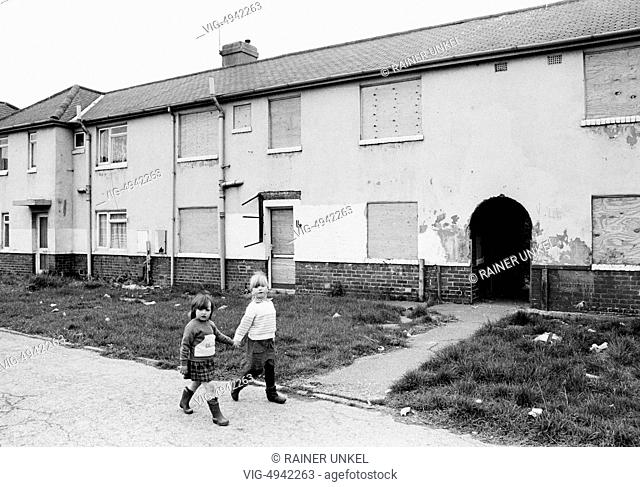 GREAT BRITAIN, THURNSCOE, 12.04.1988, GBR , GREAT BRITAIN / ENGLAND : Children in a neighbourhood soon to be demolished in Thurnscoe / Yorkshire