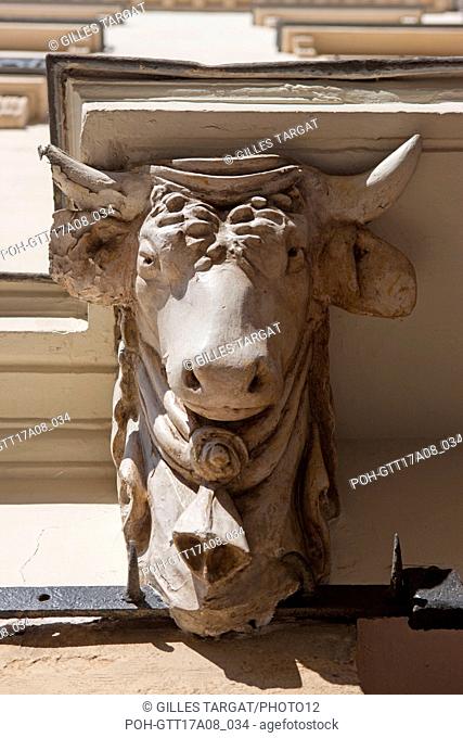 Paris, 3rd arrondissement, Le Marais, rue de Turenne, former butcher's shop, bull's head under the balcony Photo Gilles Targat