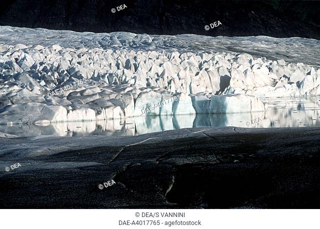 Iceland - Austur-Skaftafellssysla - Fjallsarlon - Iceberg lagoon formed by the Fjallsjokull Glacier (lobe of the Glacier Vatnajokull)