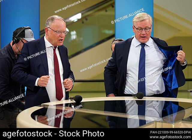 09 October 2022, Lower Saxony, Hanover: Stephan Weil (SPD, l), Minister President of Lower Saxony, and Bernd Althusmann, the CDU's top candidate