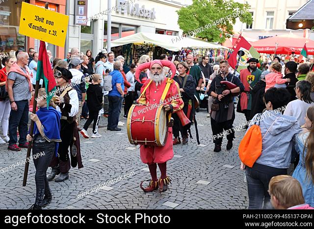 02 October 2021, Thuringia, Gera: Participants of the historical parade run through the city centre at the 30th Geraer Höhlerfest