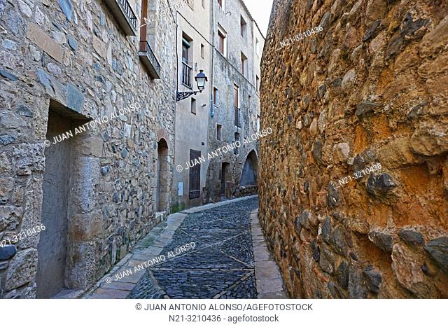 Old street in the medieval town of Montblanc, Tarragona, Catalonia, Spain, Europe