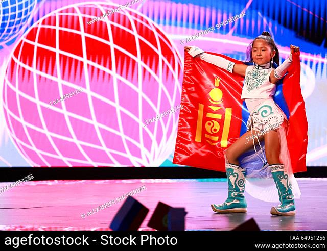 RUSSIA, MOSCOW - 18 de NOVIEMBRE, 2023: Nomuundari Ganzorig representando Mongolia poses con una bandera nacional en la final del concurso internacional de...