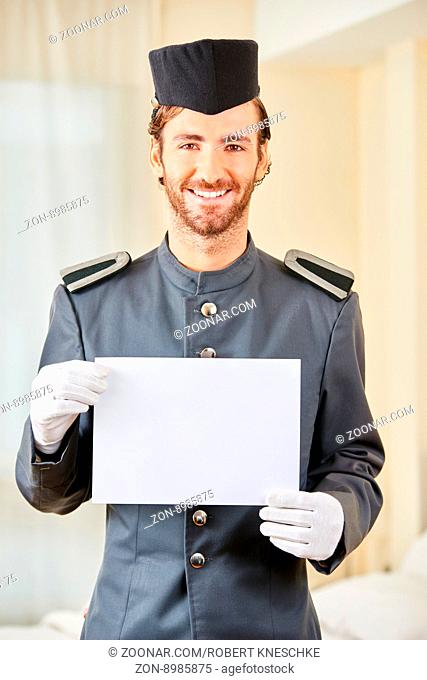 Concierge im Hotel mit einem leeren Blatt Papier in seinen Händen