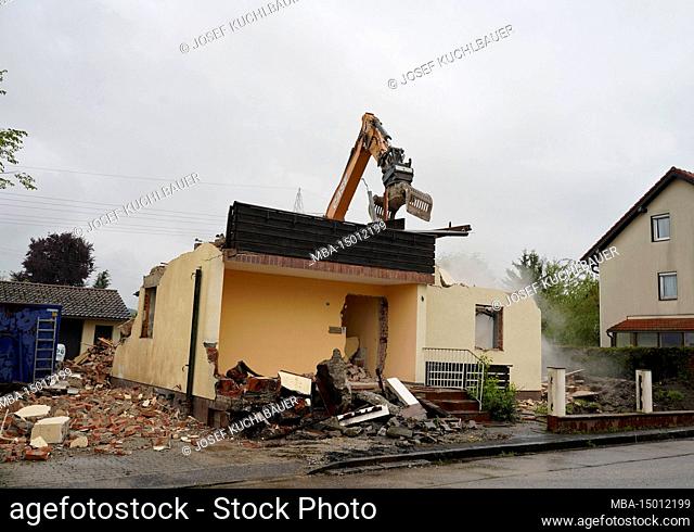 Germany, Bavaria, Upper Bavaria, Neuötting, Demolition of a single family house