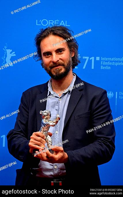 14 June 2021, Berlin: Film editor Nicolas Rumpl holds the Silver Bear for Best Director before the screening of the film ""Termeszetes feny"" at the 71st...