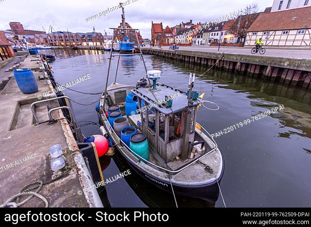 18 January 2022, Mecklenburg-Western Pomerania, Wismar: A single fishing cutter is moored at the fishermen's cooperative quay in the Old Harbor