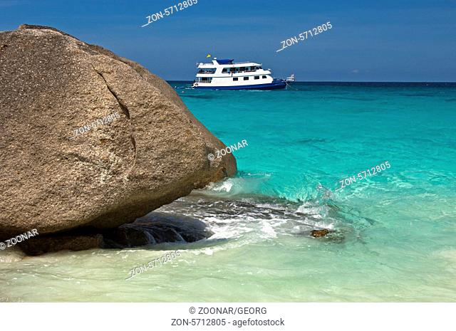 Granitblock und Schiff an der Küste der Similan Inseln, Nationalpark Mu Ko Similan, Thailand / Granite boulder and ship on the coast of the Similan Islands
