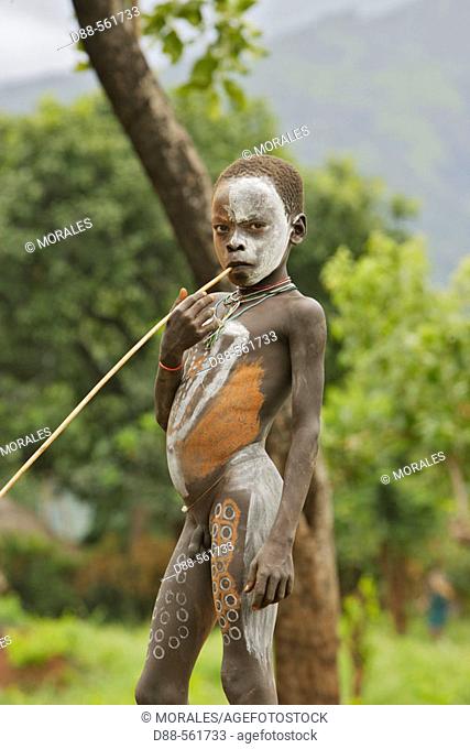 Make-up. Surma child. Near Kibish. Ethiopia