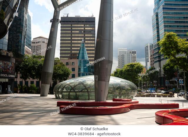 Singapore, Republic of Singapore, Asia - Total emptiness in front of the ION Orchard shopping mall during the lasting corona crisis (Covid-19)