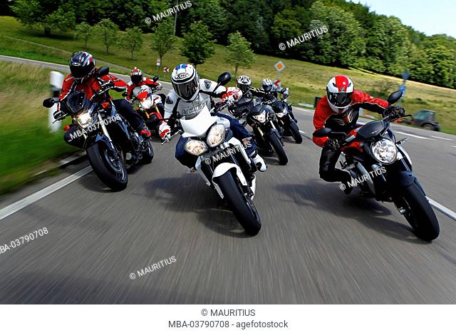 Motorcycles, middle class, Triumph Streetriple 675R, Yamaha FZ8, Suzuki GSR 750, Honda Hornet, MV Agusta Brutale 675, Kawasaki Z 750R, head-on into a curve