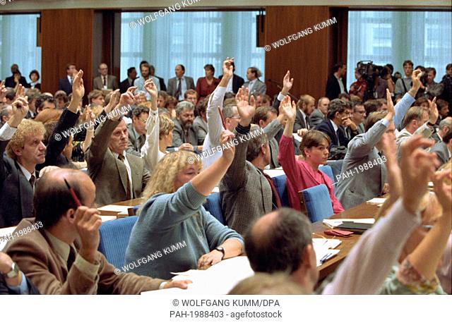 Members of the GDR's People's Chamber ratify the Unification Treaty in East Berlin, GDR, 20 September 1990. A total of 299 member voted in favour, 80 against
