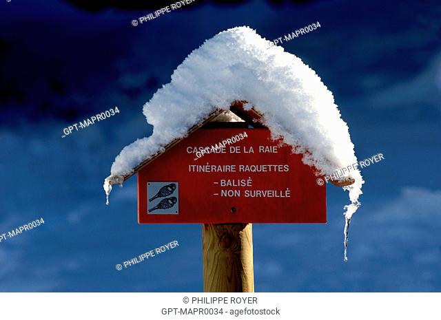 SIGN POINTING OUT MARKED TRAILS FOR HIKES IN SNOWSHOES, CASCADE DE LA RAIE, SAINTE FOY TARENTAISE, LA TARENTAISE VALLEY, ALPS, SAVOY 73, FRANCE