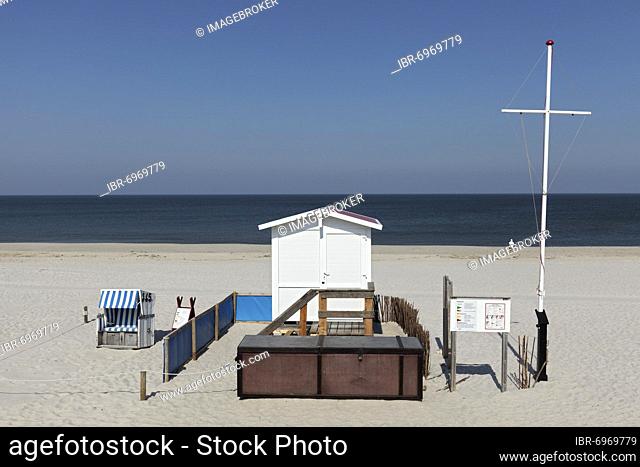 Deserted beach with lifeguard hut, Sylt North Beach, Sylt, East Frisian Islands, Schleswig-Holstein, Germany, Europe