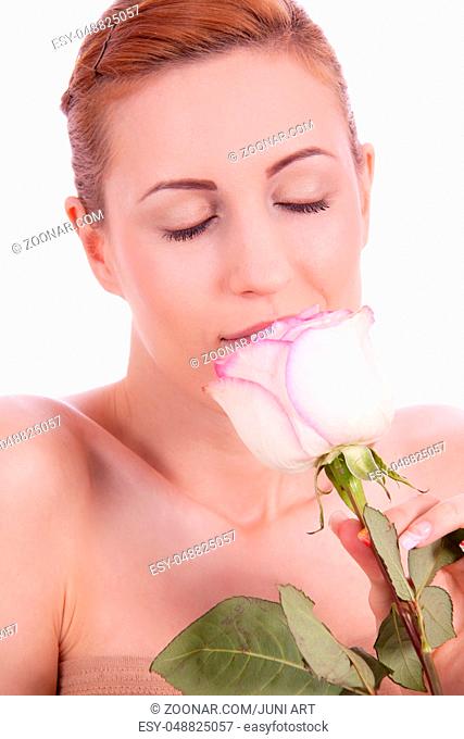 Junge hübsche Frau mit einer pinken Rose in der Hand