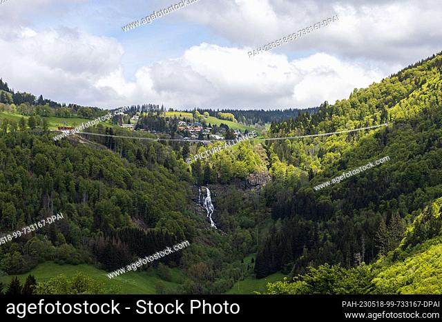 17 May 2023, Baden-Württemberg, Todtnau: A suspension bridge crosses a valley near Todtnauberg while the Todtnau waterfalls can be seen below