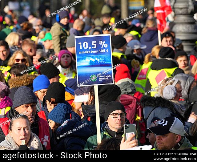 22 November 2023, Berlin: Participants from the service trade union verdi and the trade union for education and science (GEW) demonstrate during a rally on the...