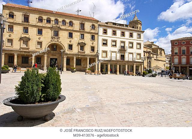 Plaza de Andalucía and church of the Santísima Trinidad (16th-18th century) in background on the right, Úbeda. Jaén province, Andalusia, Spain