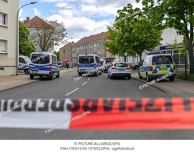 13 May 2019, Brandenburg, Forst: The police have cordoned off a wide area of the Amtstrasse. Two male corpses have been discovered in an apartment in the small...