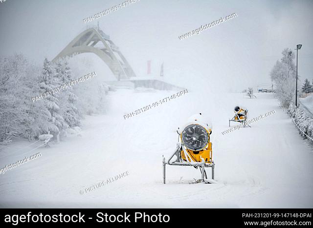 01 December 2023, North Rhine-Westphalia, Winterberg: Snow cannons on a ski slope. The winter sports season begins in the ski resorts around Winterberg