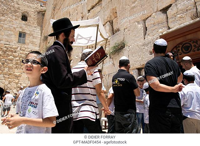 CELEBRATION OF A BAR MITSVA, JEWISH CEREMONY IN FRONT OF THE WAILING WALL OR WESTERN WALL, OLD CITY OF JERUSALEM, ISRAEL