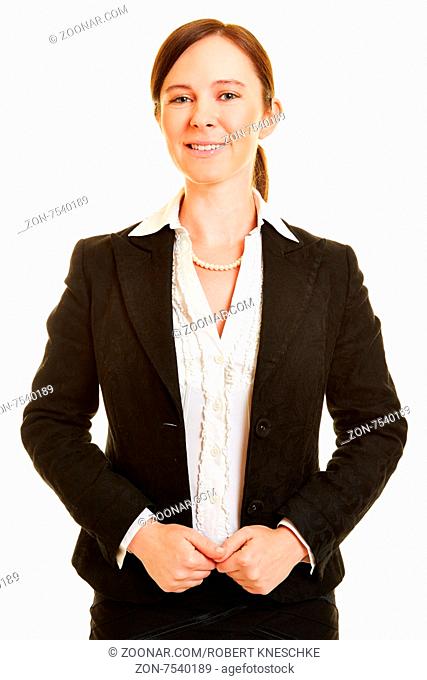 Lächelnde zufriedene Geschäftsfrau von vorne zieht ihr Jackett glatt