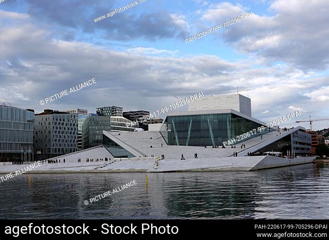 08 June 2022, Norway, Oslo: The opera house in the port city Bjørvika, venue of the Norwegian State Opera. The roof is accessible