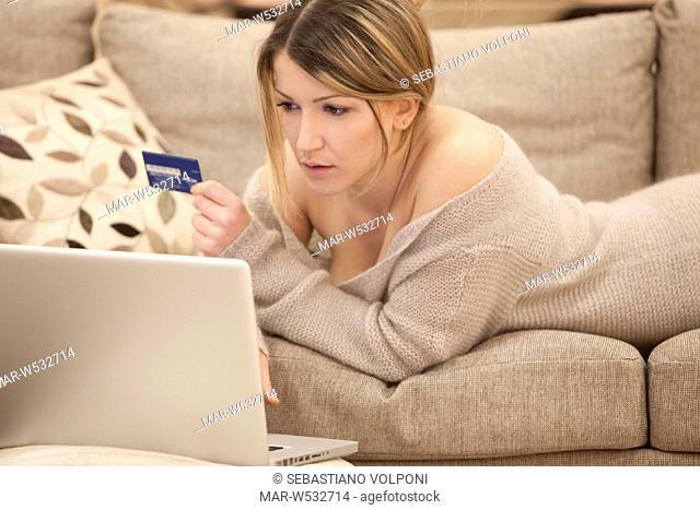donna in soggiorno con laptop