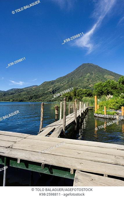 embarcadero frente al volcán San Pedro, suroeste de la caldera del lago de Atitlán , Santiago Atitlán. Tiene una altitud de 3