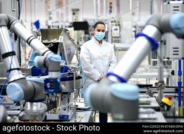 21 September 2022, Mexico, Guadalajara: Employees work in the production halls at the plant of the German automotive parts manufacturer Continental in...