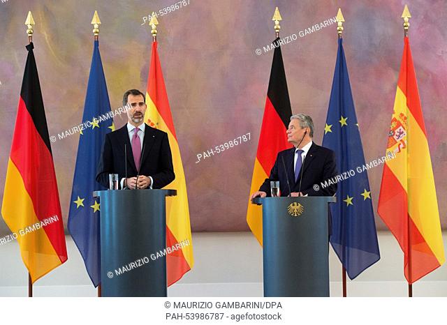 German President Joachim Gauck (L) and Spain's King Felipe VI during a press conference at the Bellevue Palace in Berlin, Germany, 01 December 2014