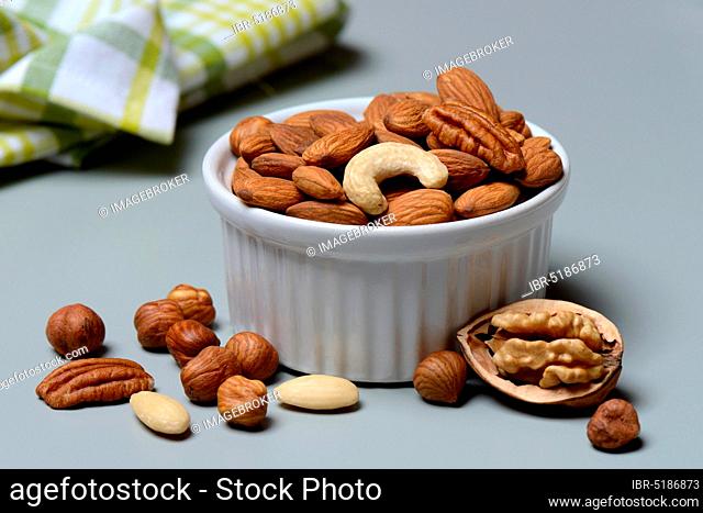 Mixed nuts in shell, nut mix, nut mixture, walnut, pecan, hazelnut, hazelnuts, cashew nuts, almonds