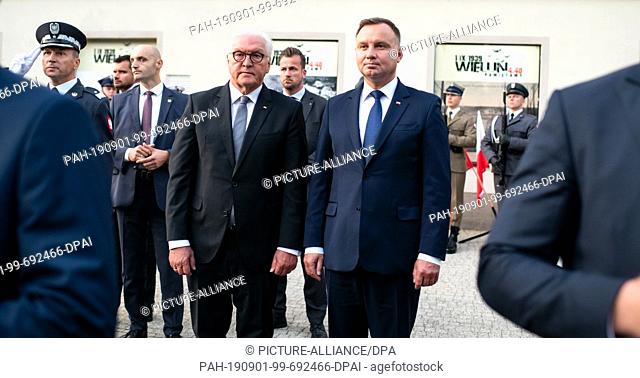 01 September 2019, Poland, Wielun: Federal President Frank-Walter Steinmeier and Polish President Andrzej Duda (r) lay down flower arrangements at the memorial...