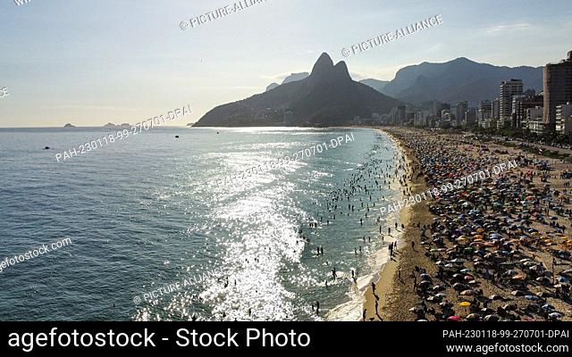 17 January 2023, Brazil, Rio de Janeiro: Numerous people enjoy a day at Copacabana beach in high temperatures. On Sunday