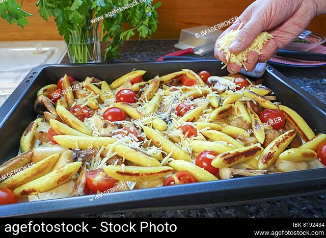 Swabian cuisine, Bubaspitzle with vegetables from the oven, potato dough, Schupfnudeln, potato noodles, gratinated oven vegetables