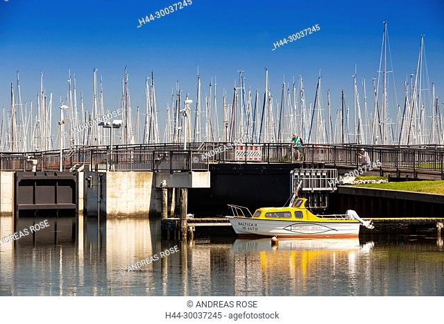 Brücke am Yachthafen zur Halbinsel Steinwarder, Heiligenhafen, Deutschland, Europa