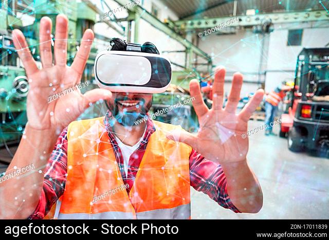 Arbeiter mit VR-Brille sieht virtuelle Vernetzung und Verbindung als Virtual Reality in Fabrik