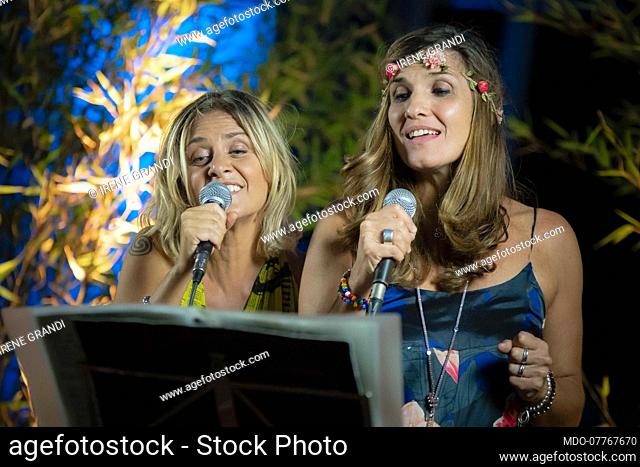 The duet of the singers Irene Grandi and Simona Bencini (voice of the symbolic band of the Italian funky Dirotta su Cuba) in the first appointment of the...