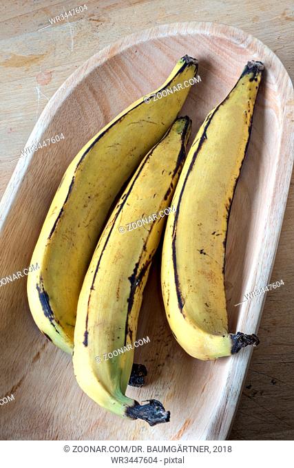 Kochbananen in Mangoholzschale. Cooking bananas in a mango wood bowl