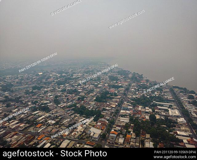 PRODUCTION - 02 November 2023, Brazil, Parintins: The community is in smoke due to a forest fire. The green lung of the planet