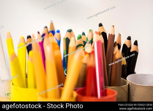 PRODUCTION - 25 October 2023, Berlin: Crayons in a Berlin daycare center. Today (Oct. 26, 2023), Berlin Senator for Education Günther-Wünsch and Berlin State...